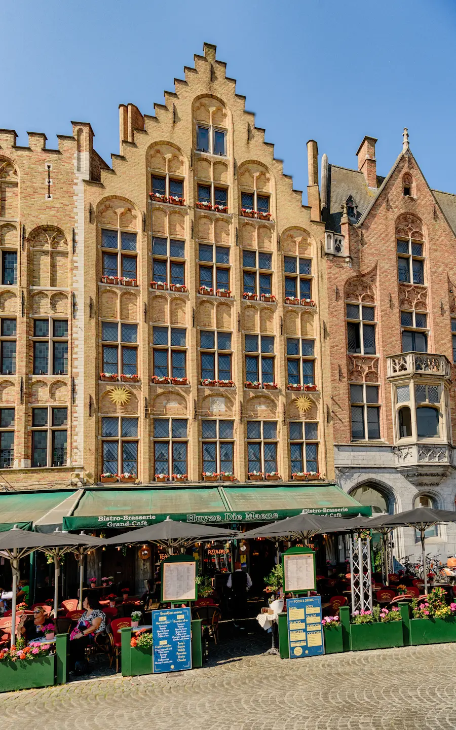Gevel en terras van Brasserie die Maene op de Markt van Brugge