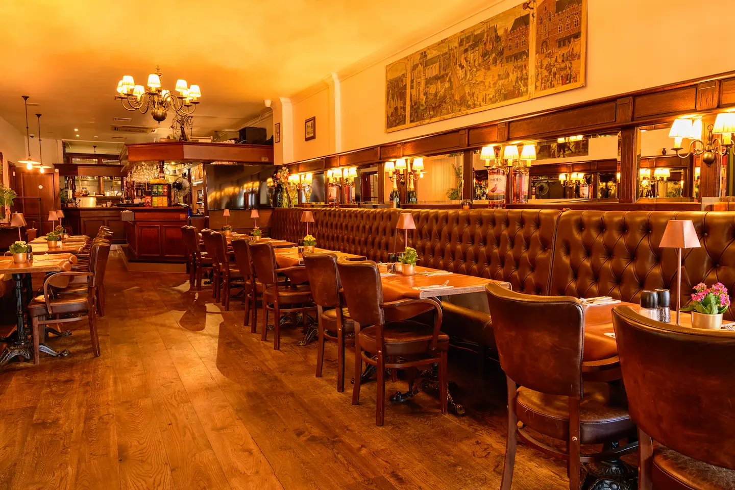 Warm brasserie-interieur met gedekte tafels