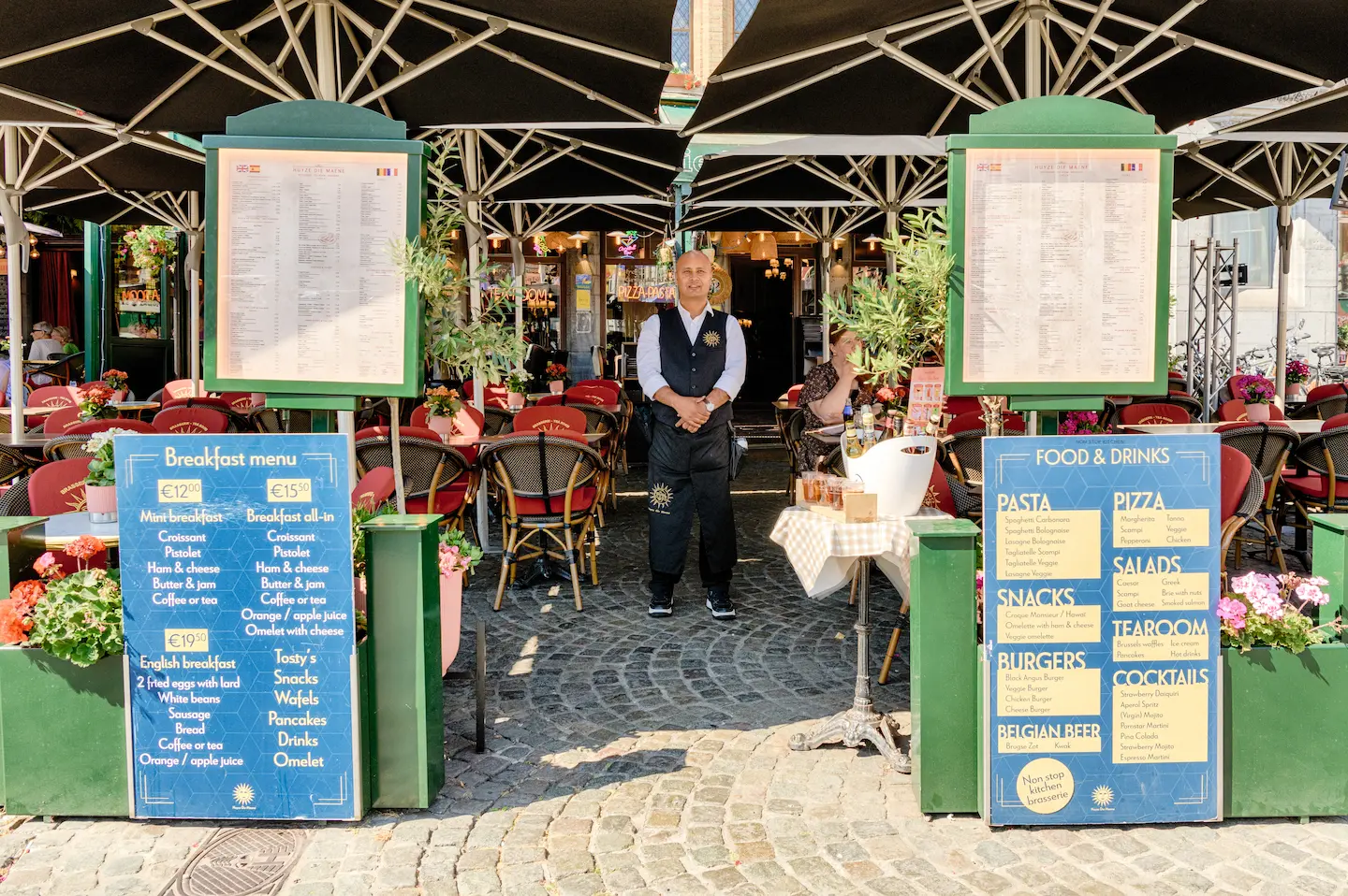 Terras van Brasserie die Maene met menukaarten