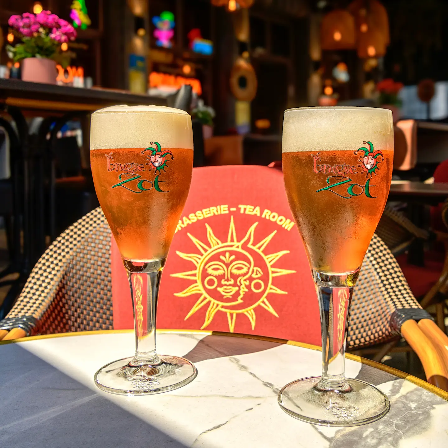 Twee glazen Brugse Zot op het terras