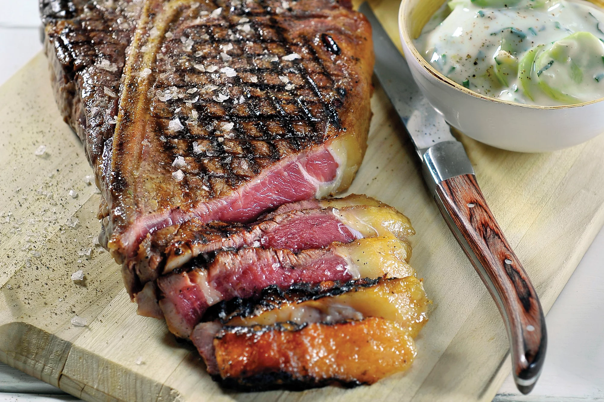 Gegrilde côte à l'os met saus