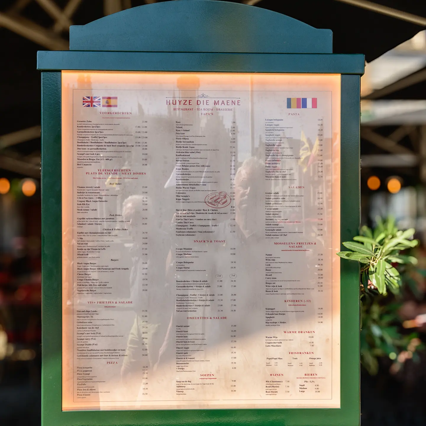 Menukaart aan de ingang van de brasserie