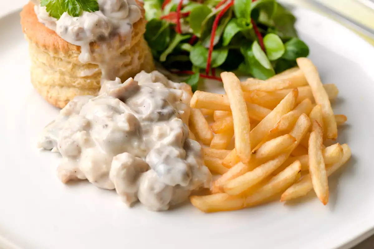 Vol-au-vent met frieten en salade